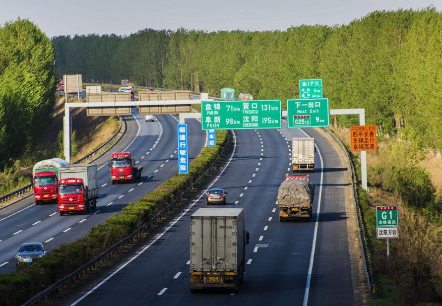 沈山高速是国家公路主骨架北京至沈阳高速公路的重要组成部分,贯穿沈阳、鞍山、盘锦、锦州、葫芦岛五市,全长361公里。 施工现场负责人介绍,沈山高速已运营19年,达到了设计使用年限。随着沥青面层的不断老化以及交通量逐渐增大,逐渐产生龟裂、车辙,并出现路面、桥面破损等病害。此次维修主要是对路面病害采用铣刨重铺进行修复处理。 此次维修车道公里数总计124.
