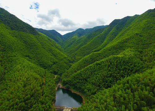 航拍千里赣江源头,瀑布飞流绿树成荫