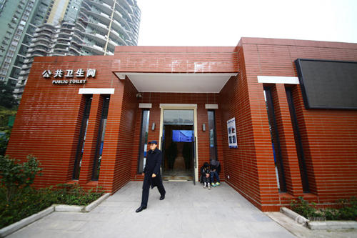 "第三人卫生间"……12日,记者走进朝阳市珠江广场101号公厕,发现朝阳